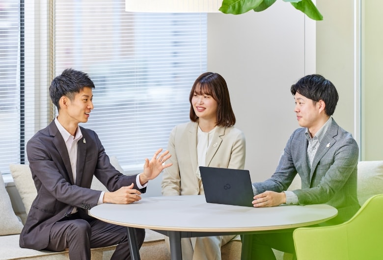 国際事業部の先輩たちの写真